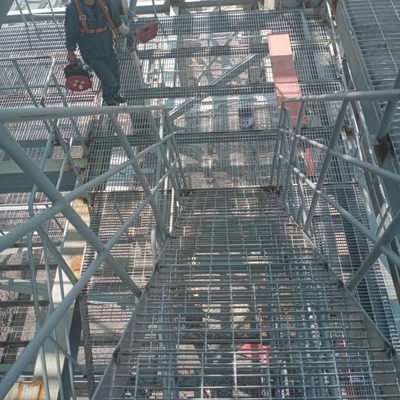 钢格板与钢材 工业建材的坚实组合